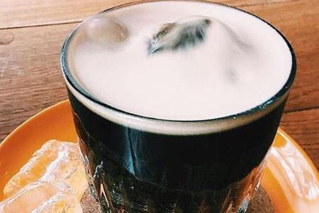 Traditionell wird der kalt gebrühte Kaffee nur mit Eiswürfeln serviert