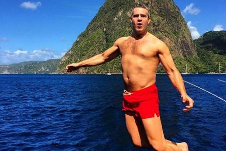 US-Talker Andy Cohen wagt den Sprung vor atemberaubender Kulisse.