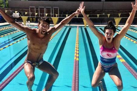 Michael Phelps und Schwimmer-Kollegin Allison Schmitt kriegen nicht genug vom Wasser - auf die Plätze, fertig, los!