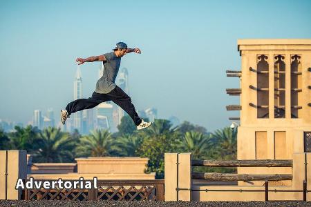 Spektakulär: Freerunner Kie Willis über den Dächern des Madinat Jumeirah