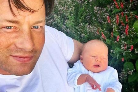 Der Kleine schaut auch noch etwas geschockt: Jamie Oliver überraschte die Fans mit einem Namen für seinen Jüngsten