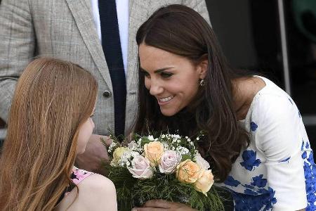 Frische Blumen, altes Kleid: Herzogin Kate wird in Luton von einer jungen Dame empfangen