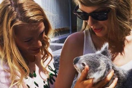 Blake Lively (l.), Taylor Swift und der Geburtstags-Koala