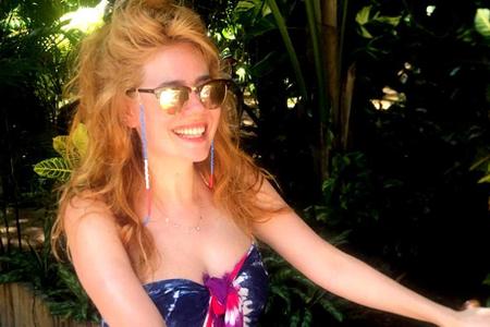 Überhaupt nicht spießig: TV-Star Palina Rojinski trägt ihr Brillenband im Urlaub