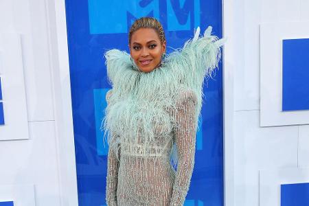 Beyoncé erschien in einem engelsgleichen Kleid mit angedeuteten Federflügeln - der Hingucker vor dem Beginn der Show.