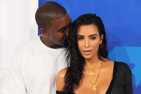 Das Power-Paar des Abends waren Kanye West und Kim Kardashian. Sie turtelten verliebt auf dem roten Teppich und Kim ließ mit...