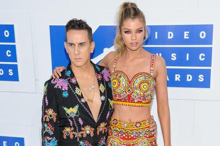 Model-Kollegin Stella Maxwell hatte Jeremy Scott im Schlepptau. Der Flower-Power-Look der beiden ist aktuell eigentlich nich...