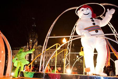 Der zwei Meter große Schneemann ist die Hauptfigur der Parade
