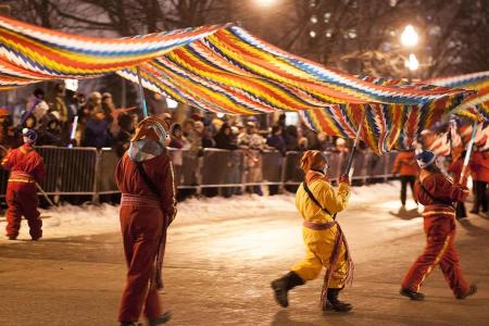 Die Straßenparaden in Québec begeistern mit bunten Kostümen auch ohne Pappnase und Clownsmaske