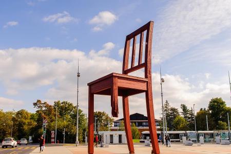 Dieses eindrucksvolle Mahnmal heißt der Broken Chair (der kaputte Stuhl). Das Monument steht auf dem Place de Nations vor de...