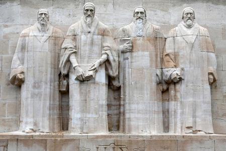 Die vier Reformatoren Farel, Calvin, Beza und Knox stehen am Reformationsdenkmal. Das Denkmal zur Erinnerung der Genfer Refo...