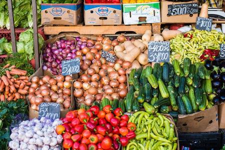 Frisches Obst und Gemüse direkt vom Erzeuger kaufen - Märkte erleben derzeit wieder eine wahre Renaissance in Europa. Das si...