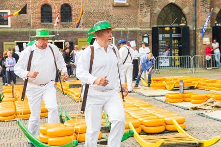 Käsemarkt, Alkmaar (Niederlande): Jeden Freitag von April bis September warten gut 2.200 Käselaibe auf ihre Käufer - und das...