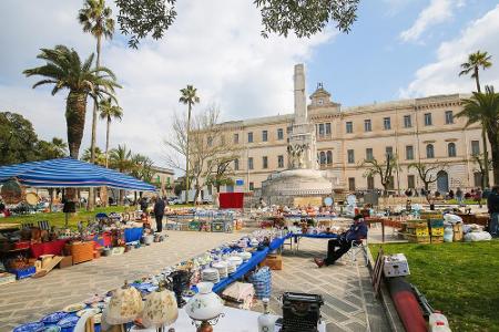 Wochenmarkt, Martina Franca (Italien): Jeden Mittwoch strömen die Menschen auf den farbenprächtigen Markt in Martina Franca,...