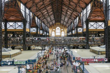 Große Markthalle, Budapest (Ungarn): Der 1897 fertiggestellte Bau ist heute einer der größten Touristenmagnete des Landes. T...