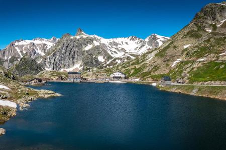 Auf immerhin 2.469 Meter müssen Sie sich samt ihres Fahrzeugs hochschrauben, wenn Sie diese tolle Aussicht auf dem Großen Sa...