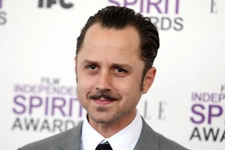 Der Zwillingsbruder von Becks Frau, Hollywood-Star Giovanni Ribisi (41), ist ebenfalls Teil der Organisation. Der Schauspiel...