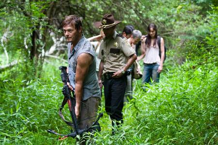 Norman Reedus (vorne) als Daryl in der Zombie-Serie 