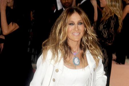 Sarah Jessica Parker erstaunte in einem weißen Retro-Look bei der Met Gala