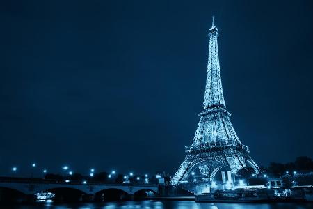 Der Eiffelturm ist auch in der Nacht ein echtes Highlight