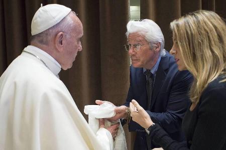 Richard Gere und Freundin Alejandra Silva begegneten am Sonntag Papst Franziskus