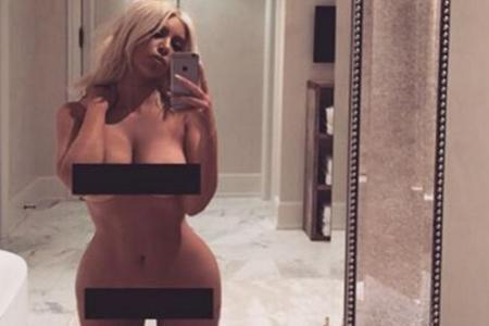 Kim Kardashian posiert nackt vor dem Spiegel