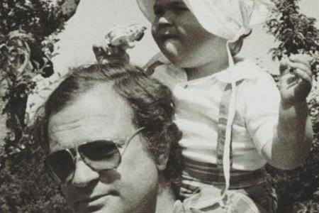 Ein Bild aus Kindertagen: Die kleine Prinzessin Madeleine auf den Schultern von König Carl Gustav