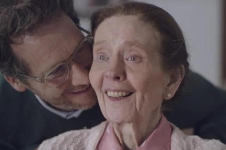 Mutter und Sohn: Opel setzt mit seinem neuen Werbeclip auf große Emotionen und den Muttertag