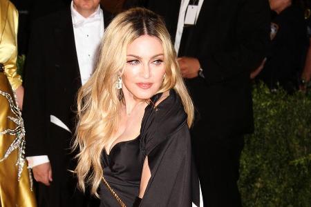 Hat es nicht mit dem Ausziehen langer Umhänge: Madonna