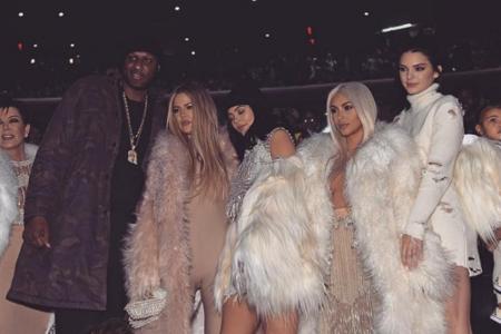 Beim Kanye-West-Event: Lamar Odom (l.) und Kim Kardashian in Blond (r.) stehen im Mittelpunkt