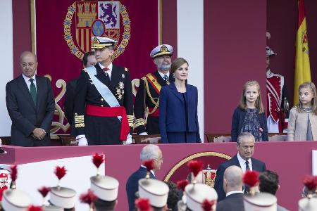 Die spanischen Prinzessinnen Leonor (l.) und Sofía (r.) mit ihrer Mutter Letizia bei einer Parade anlässlich des spanischen ...