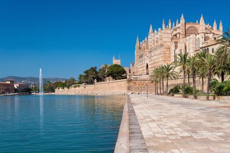 Königin Letizia (Spanien): Wozu um die halbe Welt fliegen, wenn man einen eigenen Palast auf Mallorca hat? Letizia kann mit ...