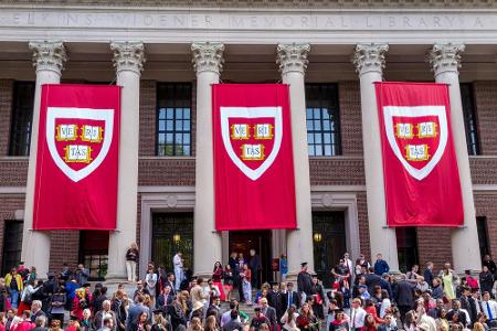 Harvard University: Die private Universität wurde 1636 in Cambridge, Massachusetts gegründet und besitzt die älteste Bibliot...