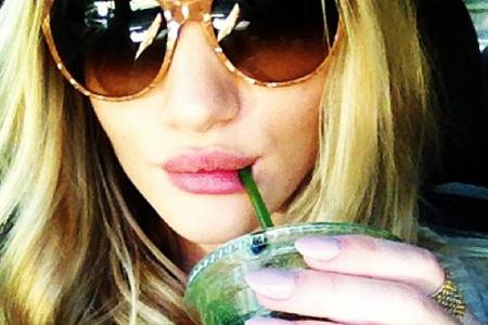 Rosie Huntington-Whiteley genießt ihren Green-Smoothie: lecker und gesund!