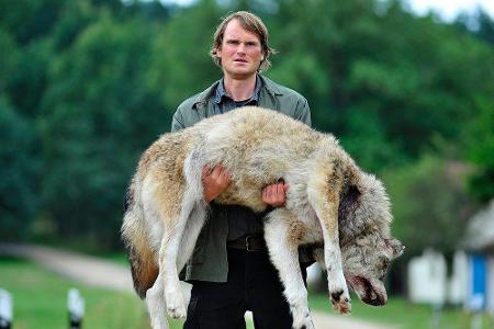 Stefan Waldner (Fabian Hinrichs) verdächtigt die Schloßherrin, den Wolf getötet zu haben