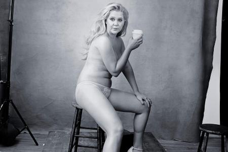 Komikerin Amy Schumer hat sich für den kommenden Pirelli-Kalender ausgezogen