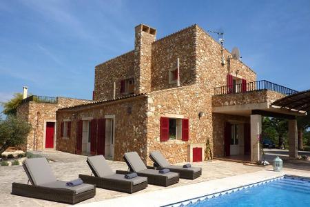 Mallorca steht bei Familien hoch im Kurs. Komfortable Ferienhäuser bieten ausreichend Platz und Privatsphäre.