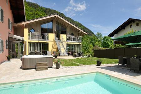 Jedes dritte Kind wünscht sich einen eigenen Pool im Urlaub. Zum Beispiel wie im Ferienhaus Alpenglühen in Berchtesgaden.
