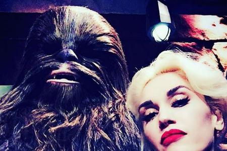 Ein Selfie mit Chewbacca muss sein: Gwen Stefani bei einem Ausflug ins Disneyland