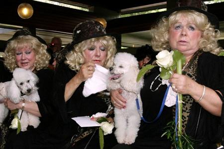 Johanna Jacob (r.) 2008 auf der Beerdigung ihrer Schwester Hannelore