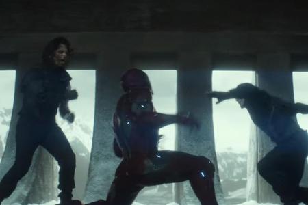 Captain America (Chris Evans, r.) und Bucky Barnes (Sebastian Stan, l.) nehmen sich Iron Man (Robert Downey Jr.) vor