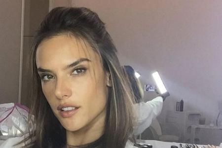 Auf dem Selfie von Alessandra Ambrosio erkennt man die Mogel-Lichter im Spiegel