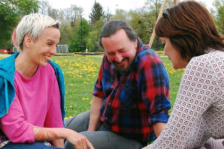 Ann-Marlene Henning (r.) spricht mit Daniela und Fritz über ihre Probleme