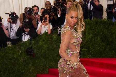 Beyoncé Knowles ist eine Powerfrau, die ihren eigenen Weg geht - wie hier mit hauchdünnem, fast durchsichtigen Dress bei der...