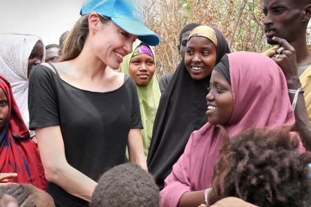 UNHCR-Botschafterin Angelina Jolie beim Besuch eines Flüchtlings-Camps in Kenia