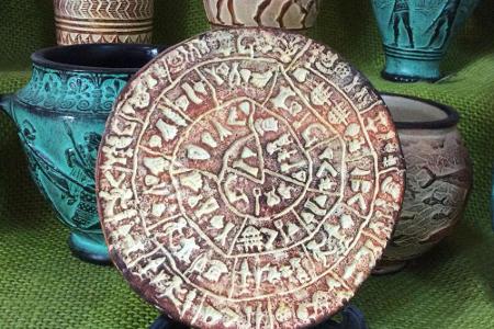 Keramik und Schmuck mit antiken Motiven auf Kreta