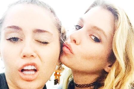 Dieses Bild mit Stella Maxwell postete Miley Cyrus (l.) auf Instagram