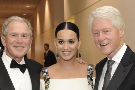 Popstar Perry zwischen den Ex-Präsidenten Bill Clinton (r.) und George W. Bush