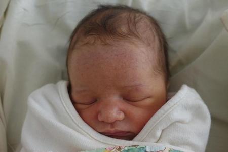 Milla Jovovichs Töchterchen Dashiel Edan kurz nach ihrer Geburt