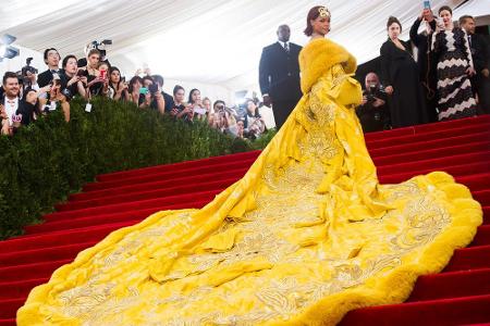Wie viele Füchse wohl für Rihannas Robe für die Met Gala 2015 ihr Leben lassen mussten?